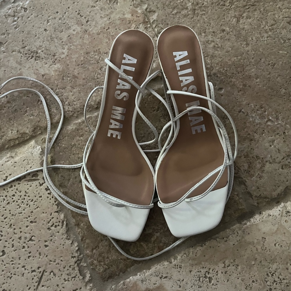 WHITE LACE BABY HEEL